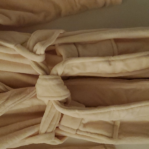 Ladies silky bath robe, long sleeve, ankle lenght. Medium. Cream color. - Picture 2 of 4